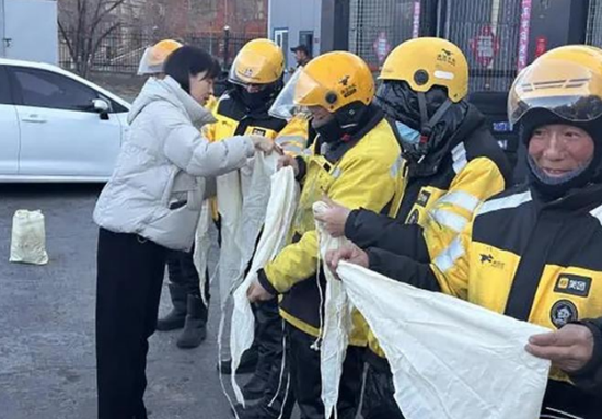 参训学员学习创伤包扎。市人力资源和社会保障局供图b