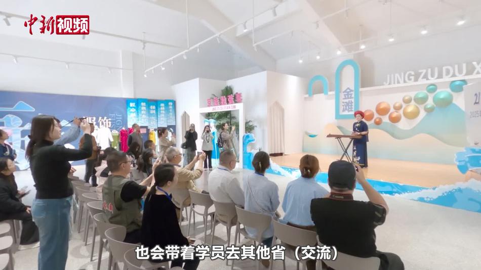 海外记者在广西体验独弦琴演奏 了解京族文化发展
