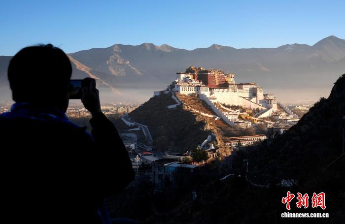 初冬拉萨布达拉宫景色秀丽