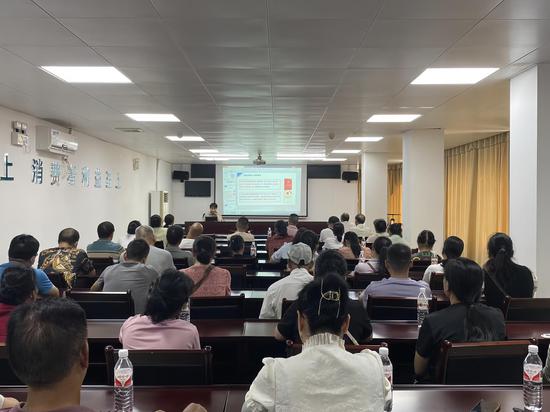 图为组织召开诚信互助小组会就未成年保护工作进行普法宣传。陈秋考 摄