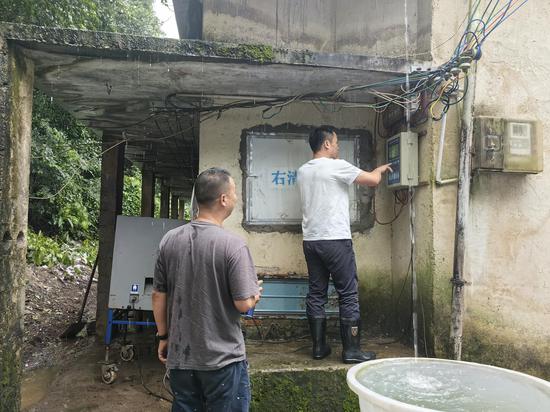 图为烟技员正在维修烤房。杨绍基 摄