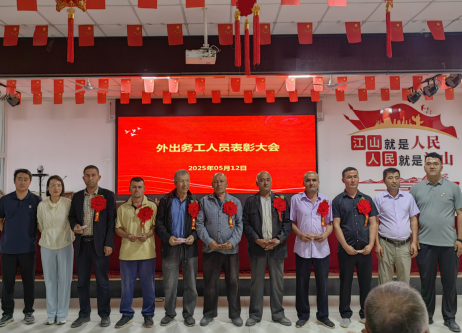 工作队为外出务工人员现场发放工资。