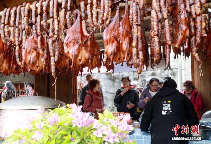 广西三江侗乡腊味飘香引客来