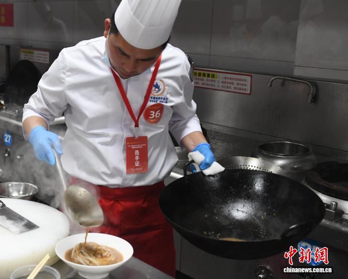 广西南宁厨师切磋老友粉制作技能 助力产业发展