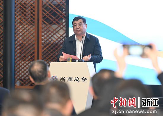 图为：武汉双碳产业研究院院长阎忠宁进行案例推荐。中新社记者 王刚 摄