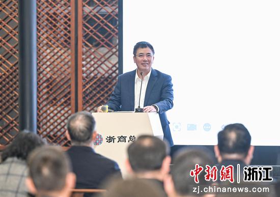 图为：浙商总会金融服务委员会主席陆建强进行主题演讲。中新社记者 王刚 摄