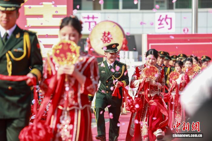广西柳州武警举办军人集体婚礼