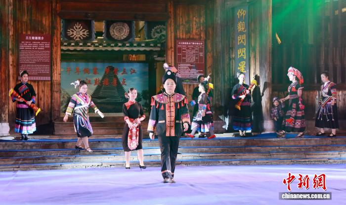 广西三江“T台秀”展瑶乡风情
