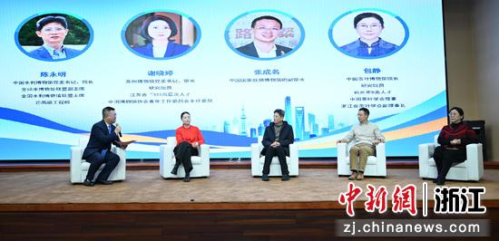 图为：圆桌论坛现场。中新社记者 王刚 摄