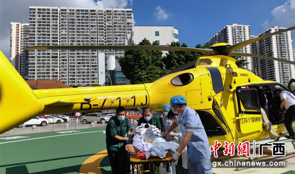 图为直升机转运危重患者。