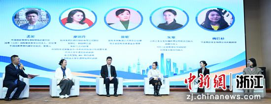 图为：圆桌论坛现场。中新社记者 王刚 摄