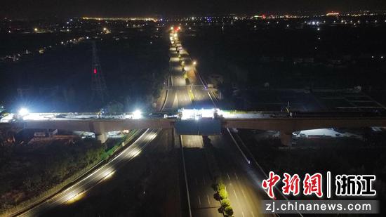 图为：航拍通甬高铁跨嘉南线连续梁。（无人机照片）中新社发 中铁七局 供图