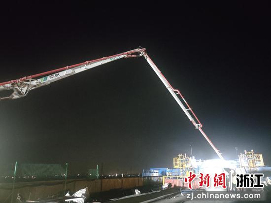 图为：通甬高铁跨嘉南线连续梁合龙施工现场。中新社发 中铁七局 供图