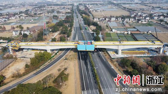 图为：航拍通甬高铁跨嘉南线连续梁。（无人机照片）中新社发 中铁七局 供图