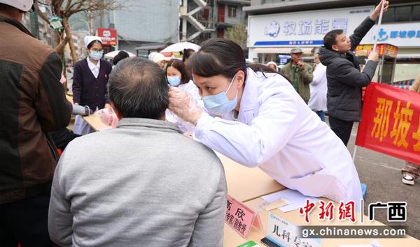 医疗队在那坡县开展工作。