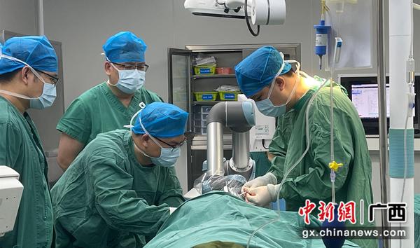 医疗队在靖西市开展技术帮扶。