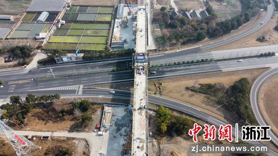 图为：航拍通甬高铁跨嘉南线连续梁。（无人机照片）中新社发 中铁七局 供图
