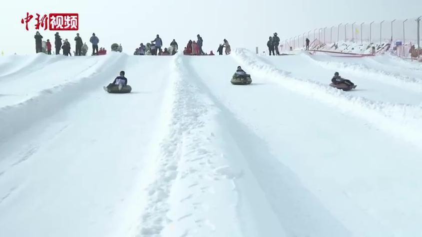 新疆南部多地开板滑雪 塔克拉玛干沙丘变雪道