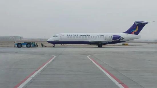 乌鲁木齐航空UQ3615航班平稳降落和田昆冈机场。