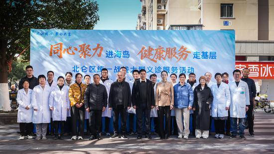 参加义诊的工作者们 通讯员供图