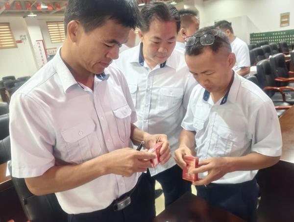 图为专卖人员在进行卷烟真假鉴别训练。何嘉豪 摄