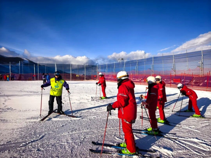 采访团在赛里木湖滑雪场体验滑雪。

