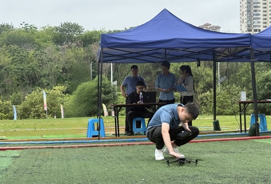 图为专卖队伍开展无人机飞行训练。邓文学 摄