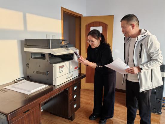 工作人员通过实物盘点核对资产信息。黄瑛瑛摄