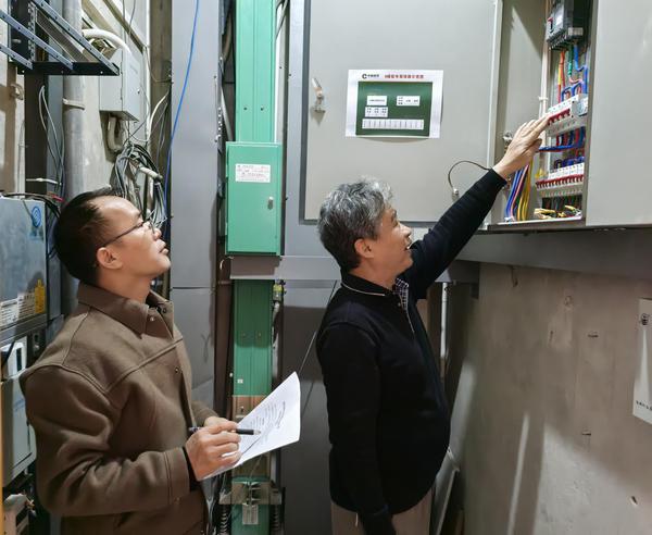 后勤科与安管科逐层全面排查电气线路。唐珍 摄