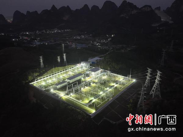 夜幕下的220千伏荔浦变电站。江政兴 摄