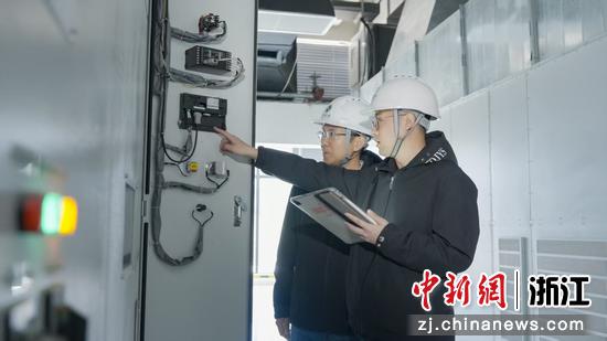 图为：工作人员在瓯江引水工程取水枢纽内部查看设备运行情况。中新社发 温州市公用集团 供图