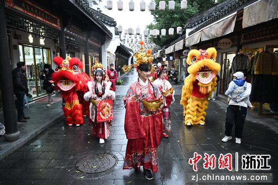 图为：嘉年华队伍在中国丝绸城巡游。中新社记者 王刚 摄