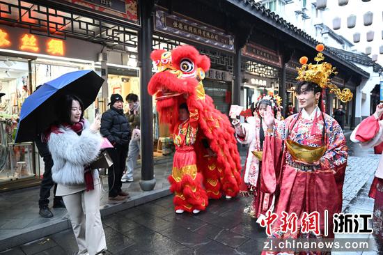 图为：市民拍摄嘉年华巡游队伍。中新社记者 王刚 摄