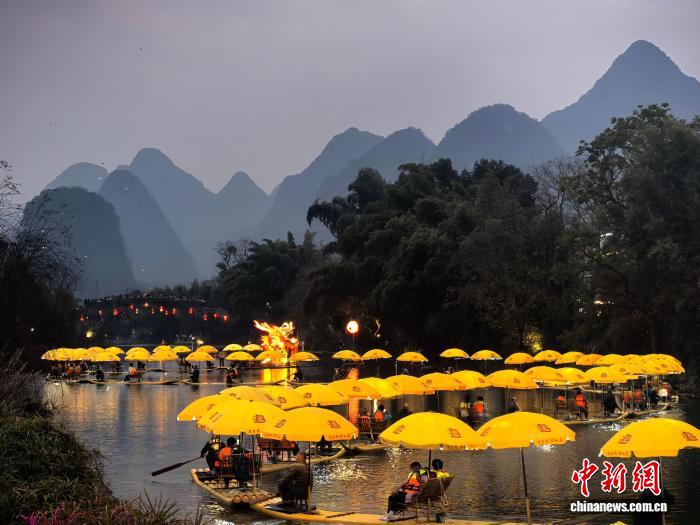 广西阳朔“金龙巡游”迎新年