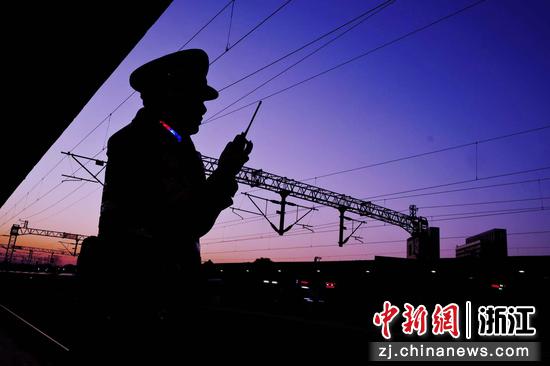 图为：2025年最后一天，铁警坚守岗位守护铁路安全防线。中新社发 贺瑞明 摄