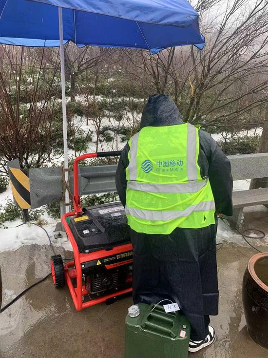 宁波移动工作人员在四明山区开展保障工作。