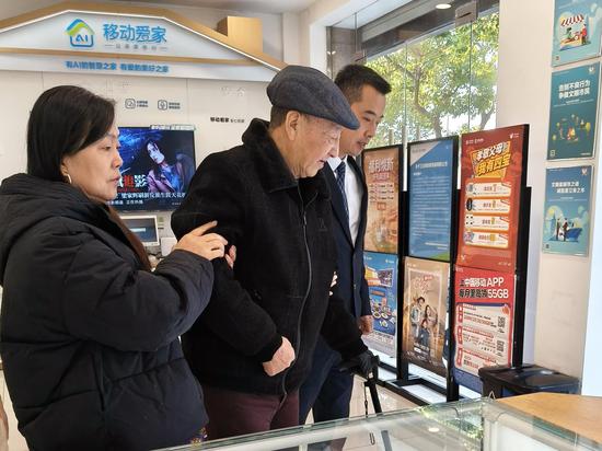 宁波移动鄞州五乡营业厅上演暖心一幕。