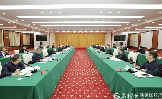 1月5日，自治区党委书记陈小江、自治区主席艾尔肯·吐尼亚孜在乌鲁木齐会见中国煤炭地质总局党委书记贾春曲一行。天山网-新疆日报记者 崔志坚摄e