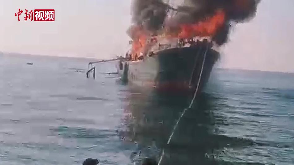 广西海警联合多部门成功处置渔船大火