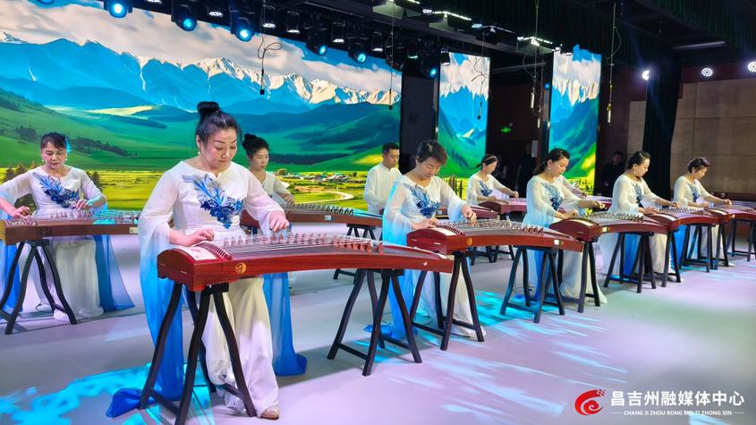 昌吉州老年（老干部）大学乐器班学员集体演奏古筝。程晾 摄

