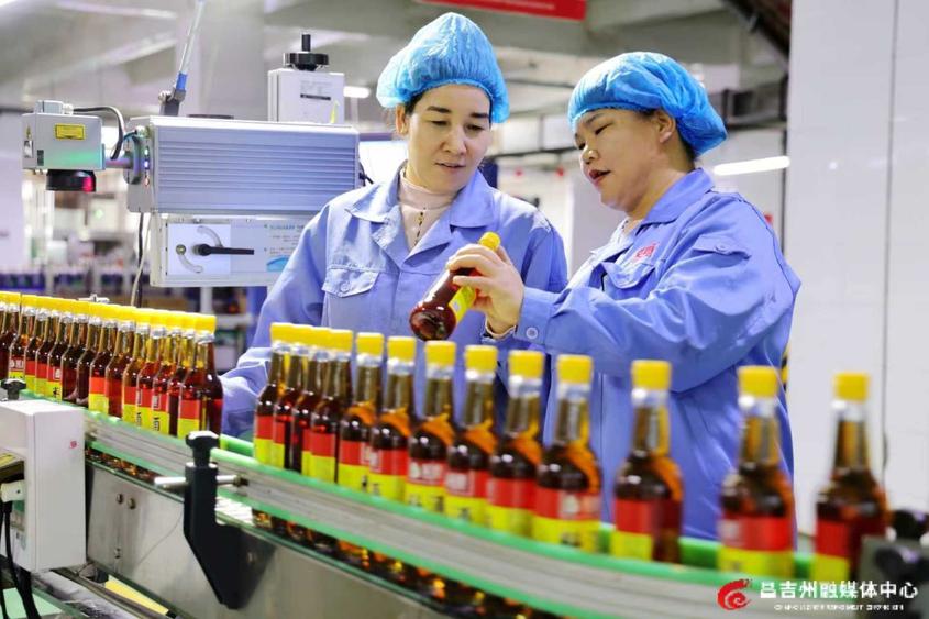 新疆笑厨食品有限公司生产线上，工作人员正在打包装运往海外的酱油制品。资料图