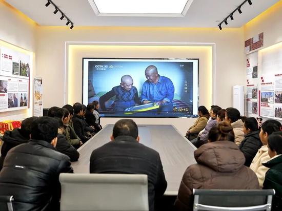 央视纪录片《大西北》第五集《山河锦绣》播出，策勒县干部群众自发进行收看。