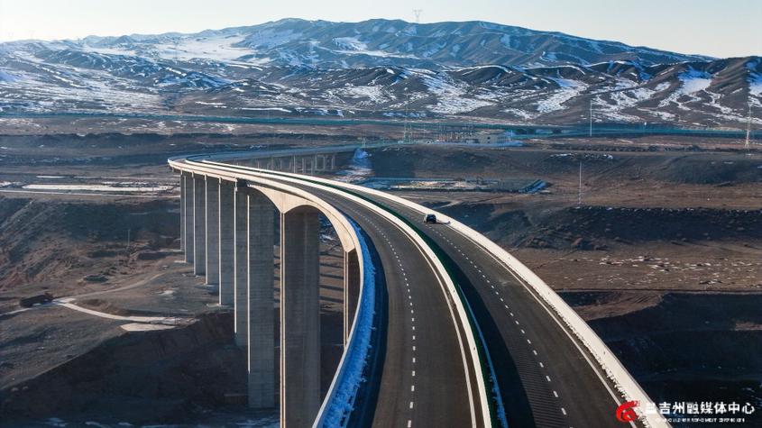 横跨头屯河河谷、连接乌鲁木齐与昌吉两地的头屯河连接线特大桥。资料图