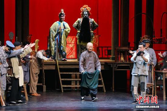 在“戏码头”品《戏台》：“哏都”观众懂幽默，更识戏味