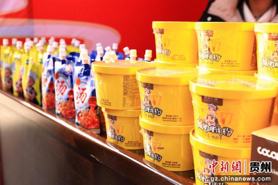 2026剑河消费品联展促销暨迎新春年货节活动现场。钟成炫 摄