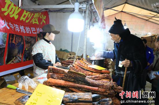 顾客正在试吃商品。钟成炫 摄