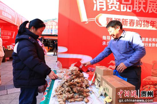 顾客正在挑选商品。钟成炫 摄