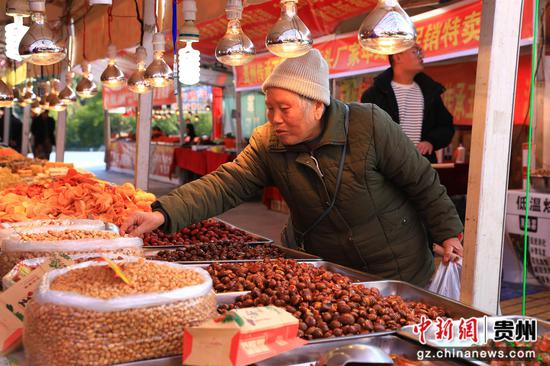 顾客正在挑选商品。钟成炫 摄