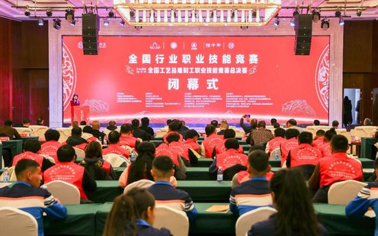 1月13日，全国行业职业技能竞赛——全国工艺品雕刻工职业技能竞赛总决赛在和田闭幕。 张亚辉 摄