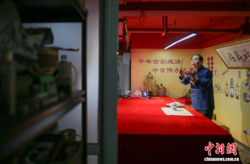 戏法：红绸掀瑞彩 杯碗生乾坤